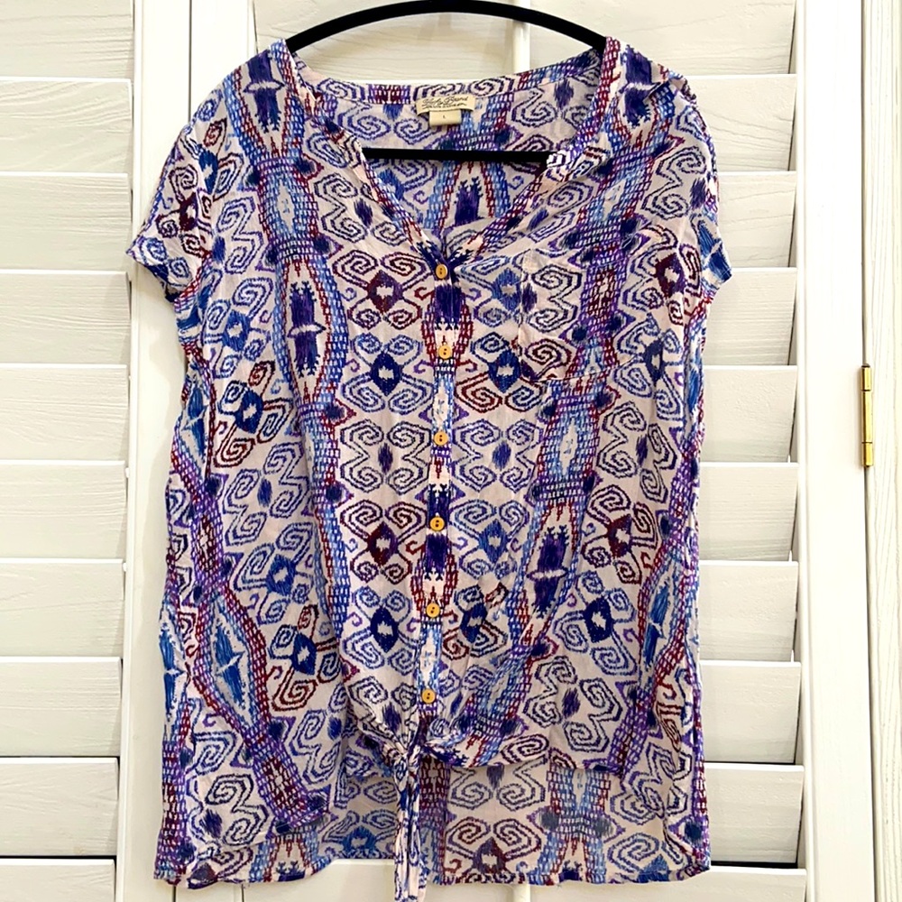 Patterned button down top size L
